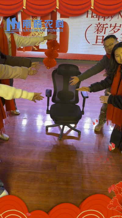 🎇 元旦快乐，温暖相伴 🎇时光匆匆，感恩 2025 年每一份支持与陪伴！从猪场到工厂，南商农科的成长，离不开每一位合作伙伴与家人的信赖！2026 年，我们将继续以贴心服务和硬核设备，陪您一路前行，养殖